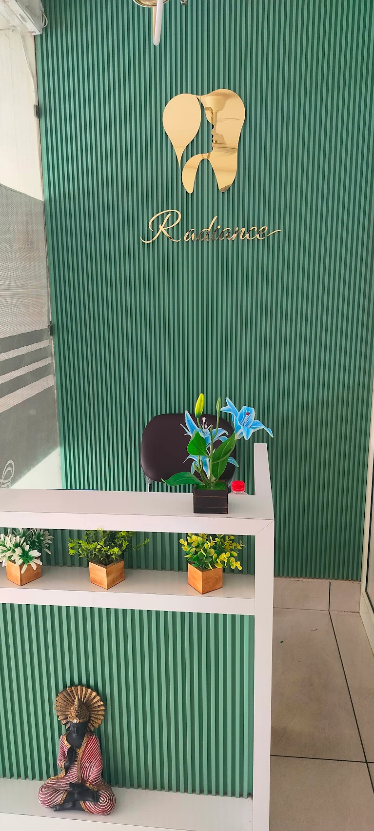 Modern Welcome Lounge at Radiance Clinic